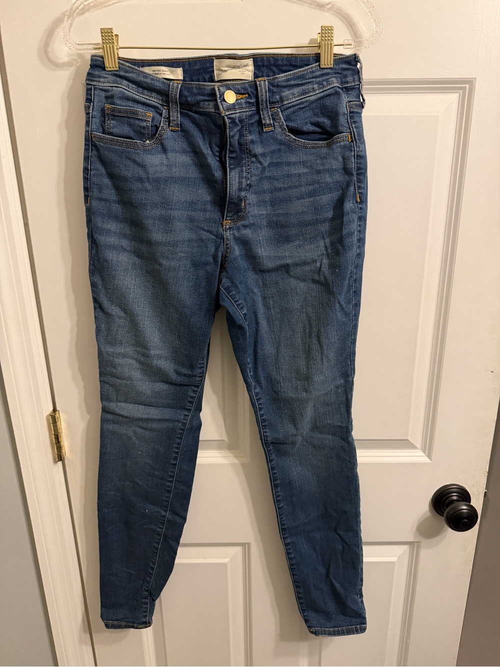 Universal Thread size 8r Women's Mid Wash Blue Stretch Skinny Jeans